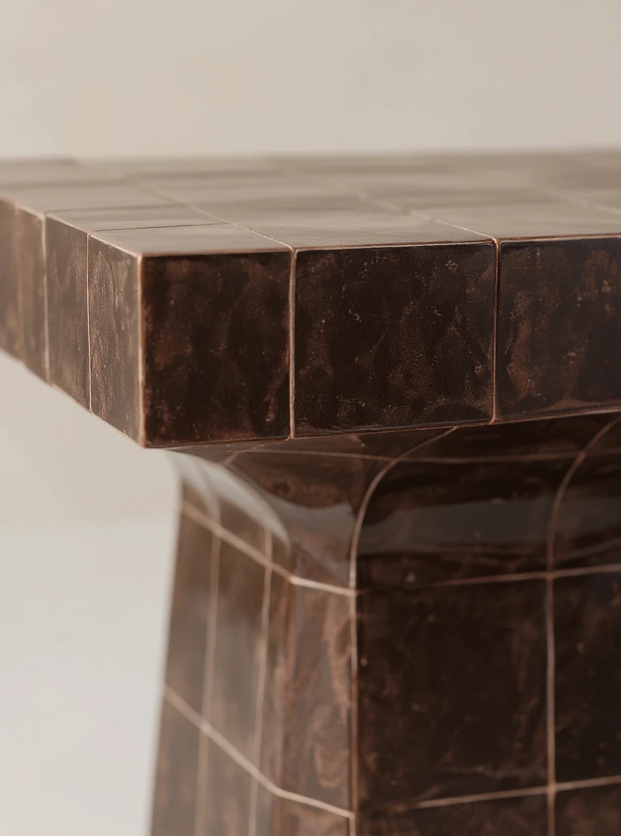 seramik karo kaplamalı modern sehpa tasarımı, heykelsi blok form yan sehpa tasarımı, özel üretim seramik kaplama side table, grid dokulu modern sehpa tasarımı, modern mimari form dekoratif sehpa