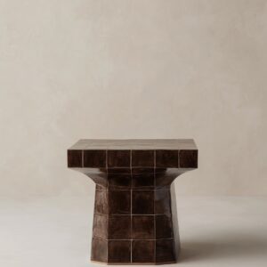 seramik karo kaplamalı modern sehpa tasarımı, heykelsi blok form yan sehpa tasarımı, özel üretim seramik kaplama side table, grid dokulu modern sehpa tasarımı, modern mimari form dekoratif sehpa