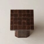 seramik karo kaplamalı modern sehpa tasarımı, heykelsi blok form yan sehpa tasarımı, özel üretim seramik kaplama side table, grid dokulu modern sehpa tasarımı, modern mimari form dekoratif sehpa