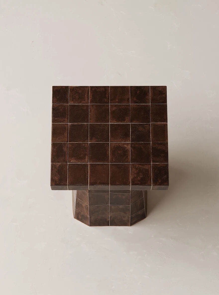 seramik karo kaplamalı modern sehpa tasarımı, heykelsi blok form yan sehpa tasarımı, özel üretim seramik kaplama side table, grid dokulu modern sehpa tasarımı, modern mimari form dekoratif sehpa