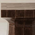 seramik karo kaplamalı modern sehpa tasarımı, heykelsi blok form yan sehpa tasarımı, özel üretim seramik kaplama side table, grid dokulu modern sehpa tasarımı, modern mimari form dekoratif sehpa