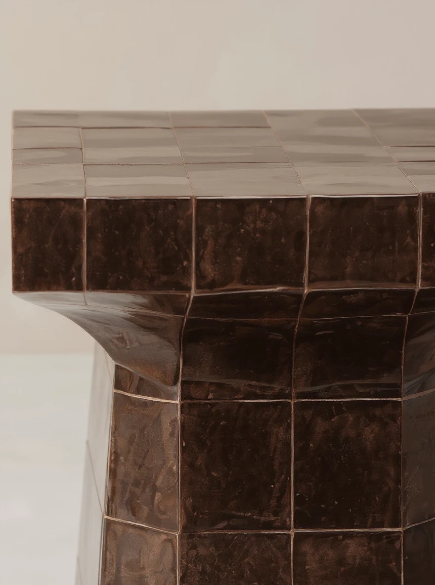 seramik karo kaplamalı modern sehpa tasarımı, heykelsi blok form yan sehpa tasarımı, özel üretim seramik kaplama side table, grid dokulu modern sehpa tasarımı, modern mimari form dekoratif sehpa