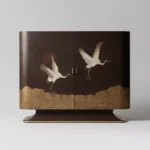 el boyama turna motifli amerikan bar dolabı, art deco lake panel bar cabinet tasarımı, turna kuşu dekorlu lüks bar dolabı, özel üretim sanatsal amerikan bar mobilyası, japon sanatından ilham alan bar kabini