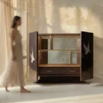 el boyama turna motifli amerikan bar dolabı, art deco lake panel bar cabinet tasarımı, turna kuşu dekorlu lüks bar dolabı, özel üretim sanatsal amerikan bar mobilyası, japon sanatından ilham alan bar kabini