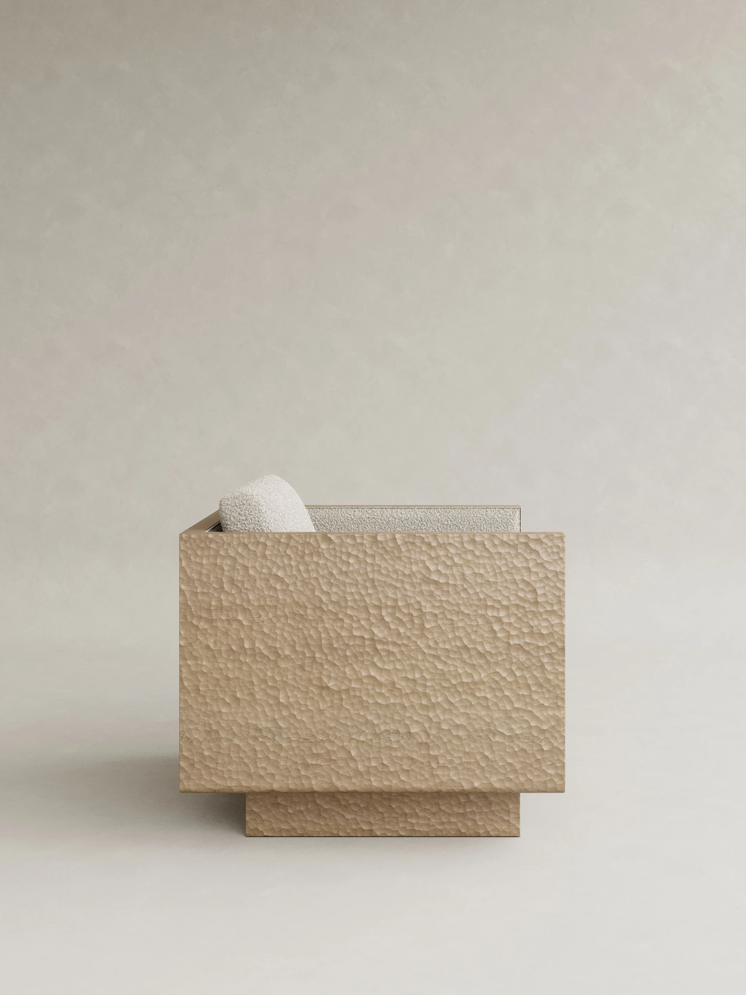 masif ahşap kasalı koltuk dokulu yüzey özel ölçü, boucle kumaş modern koltuk sipariş mobilya, ısmarlama mobilya heykelsi ahşap koltuk tasarım, doğal meşe kasa modern koltuk minimal stil, özel üretim modern koltuk ahşap detay