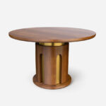 yuvarlak masif ahşap yemek masası, pirinç detaylı merkezi ayak masa, silindirik gövdeli modern dining table, özel üretim yuvarlak tasarım masa, ahşap pirinç kombinasyonlu luxury masa