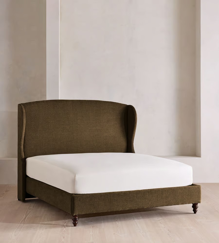 kulaklı döşemeli karyola özel ölçü, modern klasik yatak sipariş mobilya, ısmarlama mobilya kumaş kaplı karyola tasarım, wingback bed ahşap ayaklı yatak, klasik form modern yatak odası karyola