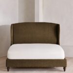 kulaklı döşemeli karyola özel ölçü, modern klasik yatak sipariş mobilya, ısmarlama mobilya kumaş kaplı karyola tasarım, wingback bed ahşap ayaklı yatak, klasik form modern yatak odası karyola