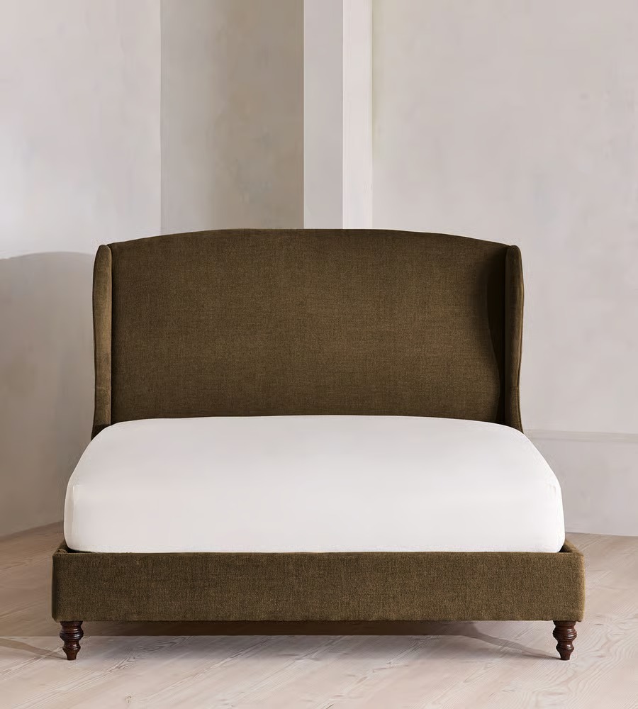 kulaklı döşemeli karyola özel ölçü, modern klasik yatak sipariş mobilya, ısmarlama mobilya kumaş kaplı karyola tasarım, wingback bed ahşap ayaklı yatak, klasik form modern yatak odası karyola