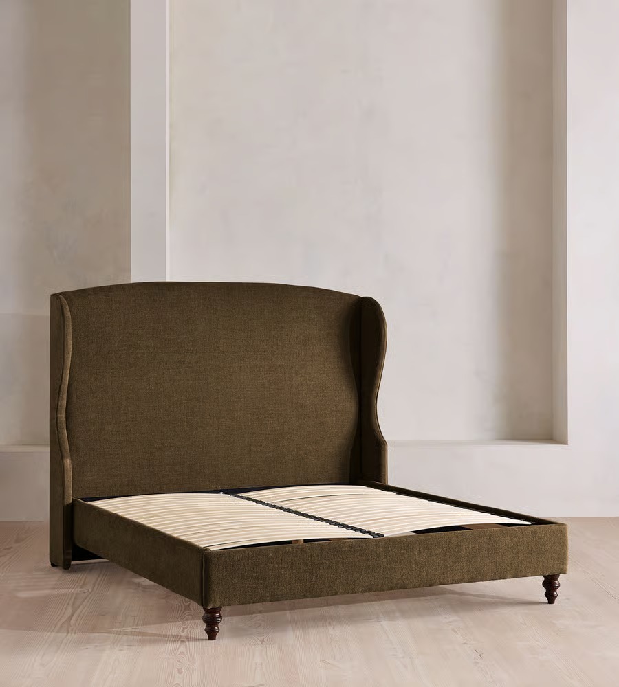 kulaklı döşemeli karyola özel ölçü, modern klasik yatak sipariş mobilya, ısmarlama mobilya kumaş kaplı karyola tasarım, wingback bed ahşap ayaklı yatak, klasik form modern yatak odası karyola