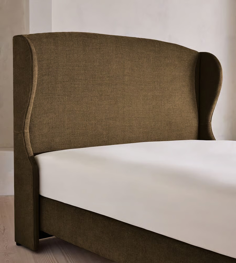 kulaklı döşemeli karyola özel ölçü, modern klasik yatak sipariş mobilya, ısmarlama mobilya kumaş kaplı karyola tasarım, wingback bed ahşap ayaklı yatak, klasik form modern yatak odası karyola