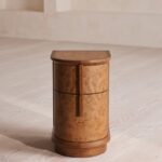 silindirik kök kaplama komodin, gizli kulplu modern bedside table, kök kaplama ahşap silindir komodin, özel üretim heykelsi yatak yanı dolabı, modern minimal ahşap komodin