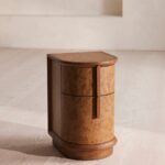 silindirik kök kaplama komodin, gizli kulplu modern bedside table, kök kaplama ahşap silindir komodin, özel üretim heykelsi yatak yanı dolabı, modern minimal ahşap komodin