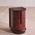 silindirik kök kaplama komodin, gizli kulplu modern bedside table, kök kaplama ahşap silindir komodin, özel üretim heykelsi yatak yanı dolabı, modern minimal ahşap komodin