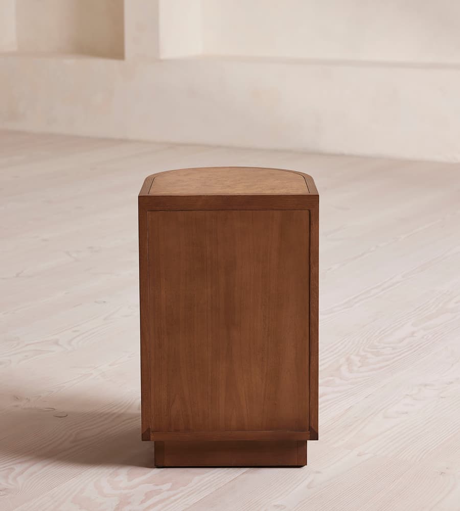 silindirik kök kaplama komodin, gizli kulplu modern bedside table, kök kaplama ahşap silindir komodin, özel üretim heykelsi yatak yanı dolabı, modern minimal ahşap komodin