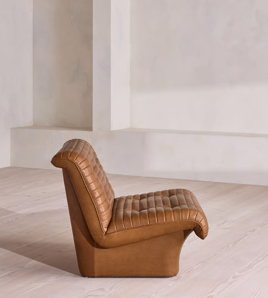 kapitone doseme modern berjer tasarimi, alcak oturumlu lounge armchair tasarimi, ozel uretim modern berjer koltuk, kapitone deri lounge chair tasarimi, modern mimari form lounge berjer