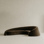 kavisli modern kanepe, yarım ay form kanepe, özel üretim lounge kanepe, sipariş mobilya heykelsi kanepe, ısmarlama minimal kanepe