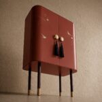 terracotta vitrin dolap özel üretim, özel ölçü sipariş mobilya ısmarlama mobilya el boyama motifli dolap, altın detaylı dekoratif vitrin dolap, oval form lüks depolama ünitesi, tasarım vitrin dolap doğal tonlar