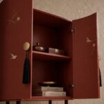 terracotta vitrin dolap özel üretim, özel ölçü sipariş mobilya ısmarlama mobilya el boyama motifli dolap, altın detaylı dekoratif vitrin dolap, oval form lüks depolama ünitesi, tasarım vitrin dolap doğal tonlar