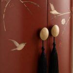 terracotta vitrin dolap özel üretim, özel ölçü sipariş mobilya ısmarlama mobilya el boyama motifli dolap, altın detaylı dekoratif vitrin dolap, oval form lüks depolama ünitesi, tasarım vitrin dolap doğal tonlar