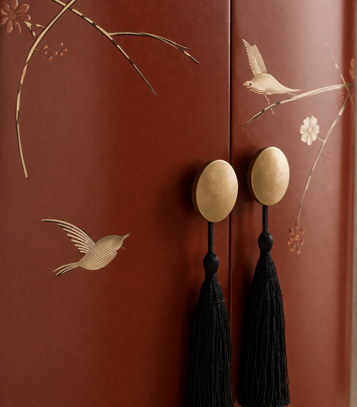 terracotta vitrin dolap özel üretim, özel ölçü sipariş mobilya ısmarlama mobilya el boyama motifli dolap, altın detaylı dekoratif vitrin dolap, oval form lüks depolama ünitesi, tasarım vitrin dolap doğal tonlar