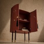 terracotta vitrin dolap özel üretim, özel ölçü sipariş mobilya ısmarlama mobilya el boyama motifli dolap, altın detaylı dekoratif vitrin dolap, oval form lüks depolama ünitesi, tasarım vitrin dolap doğal tonlar