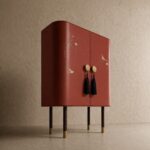 terracotta vitrin dolap özel üretim, özel ölçü sipariş mobilya ısmarlama mobilya el boyama motifli dolap, altın detaylı dekoratif vitrin dolap, oval form lüks depolama ünitesi, tasarım vitrin dolap doğal tonlar