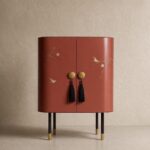 terracotta vitrin dolap özel üretim, özel ölçü sipariş mobilya ısmarlama mobilya el boyama motifli dolap, altın detaylı dekoratif vitrin dolap, oval form lüks depolama ünitesi, tasarım vitrin dolap doğal tonlar