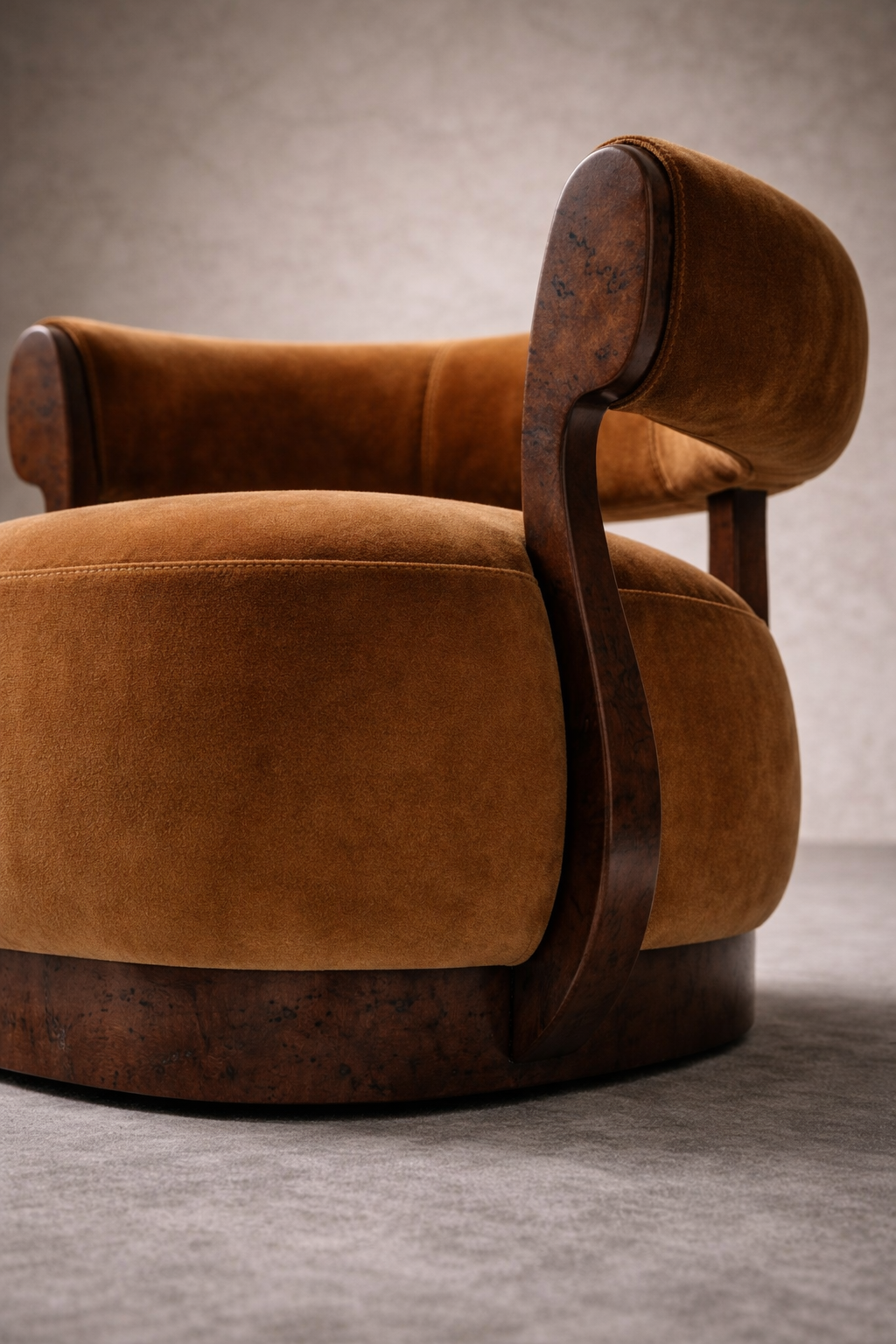 kadife dokulu yuvarlak koltuk, ahşap kollu heykelsi berjer, organik form modern koltuk, özel ölçü sipariş koltuk, ısmarlama mobilya özel üretim koltuk
