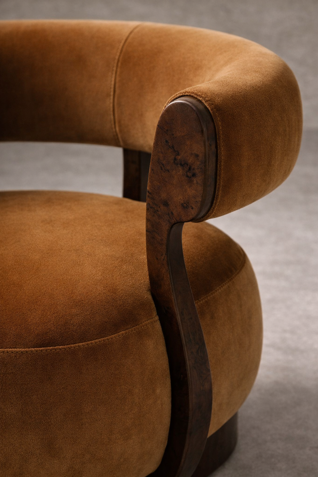 kadife dokulu yuvarlak koltuk, ahşap kollu heykelsi berjer, organik form modern koltuk, özel ölçü sipariş koltuk, ısmarlama mobilya özel üretim koltuk