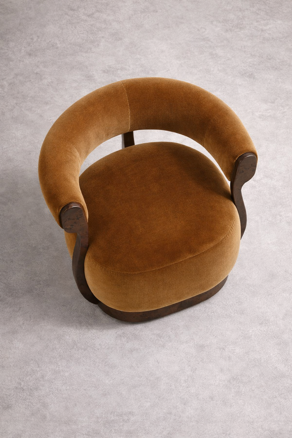 kadife dokulu yuvarlak koltuk, ahşap kollu heykelsi berjer, organik form modern koltuk, özel ölçü sipariş koltuk, ısmarlama mobilya özel üretim koltuk