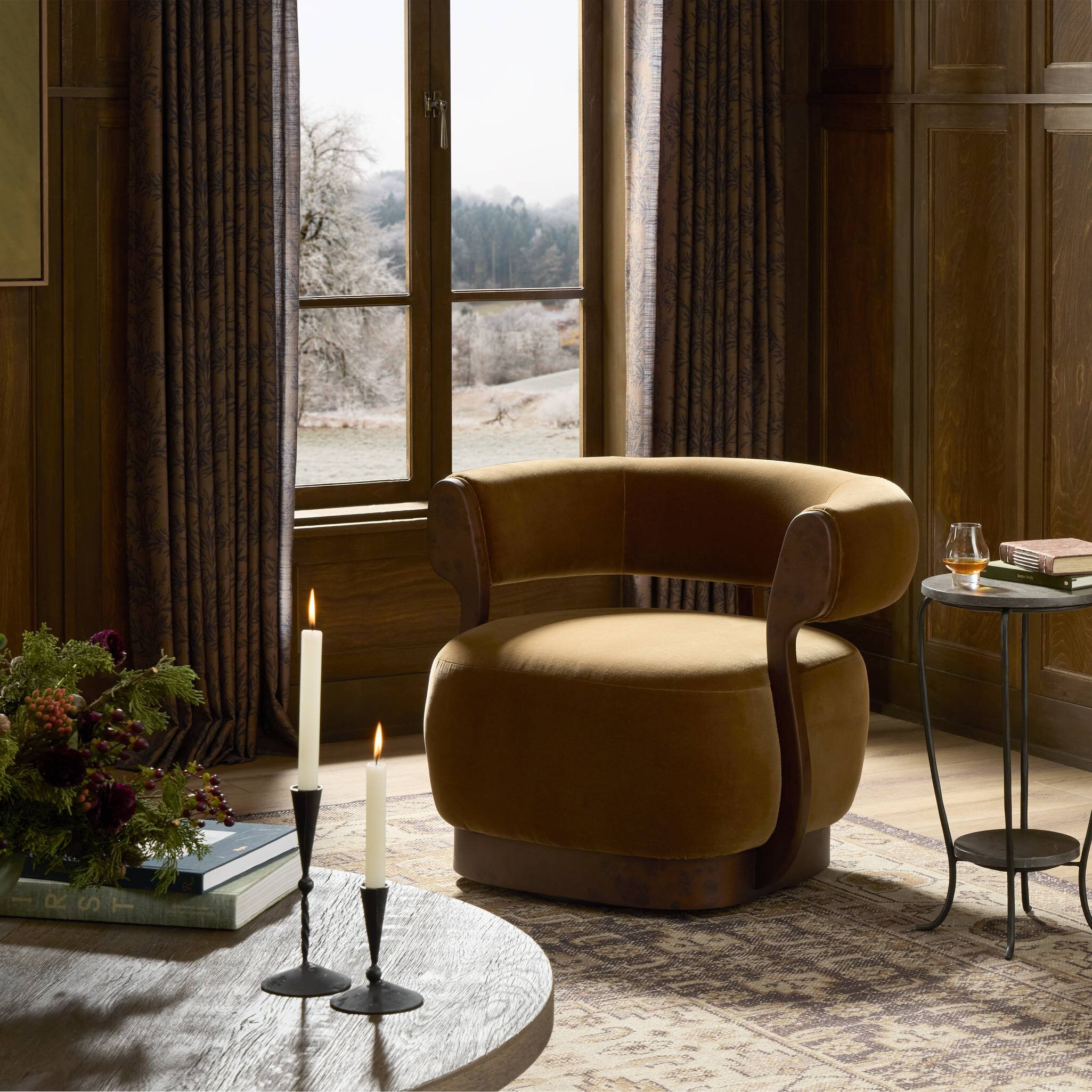 kadife döşemeli koltuk özel üretim, özel ölçü sipariş mobilya ısmarlama mobilya ahşap kollu sofa, heykelsi modern koltuk tasarım, lüks salon koltuğu modeli, boutique stil oturma grubu