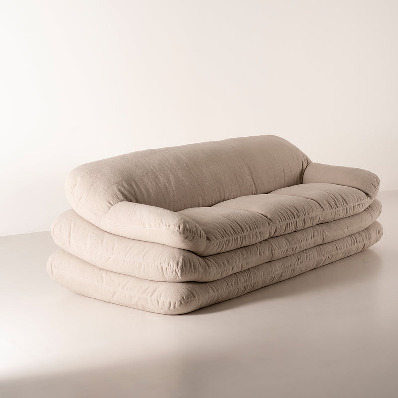 katmanlı kanepe özel üretim, özel ölçü sipariş mobilya ısmarlama mobilya yumuşak form kanepe tasarım, modern minimal kanepe krem tonlar, derin oturum konfor kanepe, lüks tasarım kanepe natural kumaş