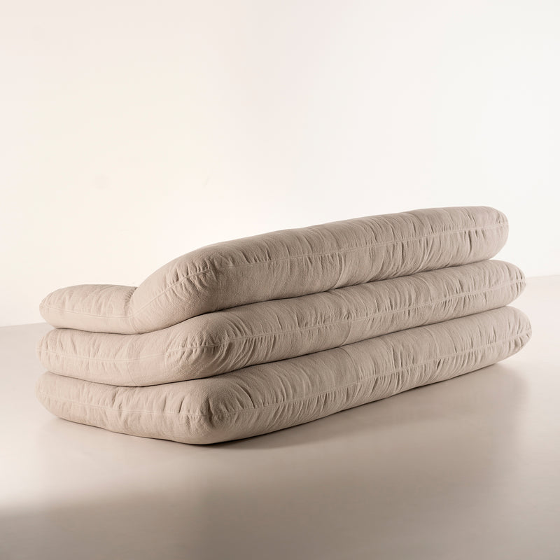 katmanlı kanepe özel üretim, özel ölçü sipariş mobilya ısmarlama mobilya yumuşak form kanepe tasarım, modern minimal kanepe krem tonlar, derin oturum konfor kanepe, lüks tasarım kanepe natural kumaş