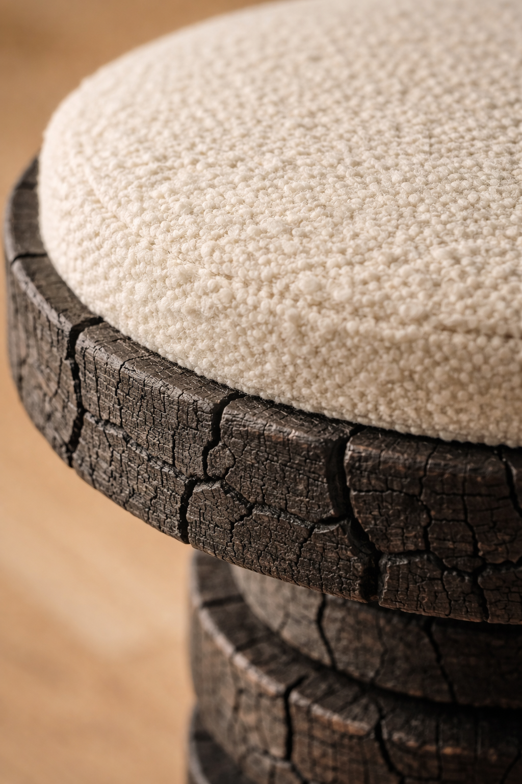 yanmış ahşap bar taburesi özel üretim, özel ölçü sipariş mobilya ısmarlama mobilya heykelsi tabure tasarım, boucle oturumlu bar stool, modern lüks bar taburesi, pirinç detaylı yüksek tabure