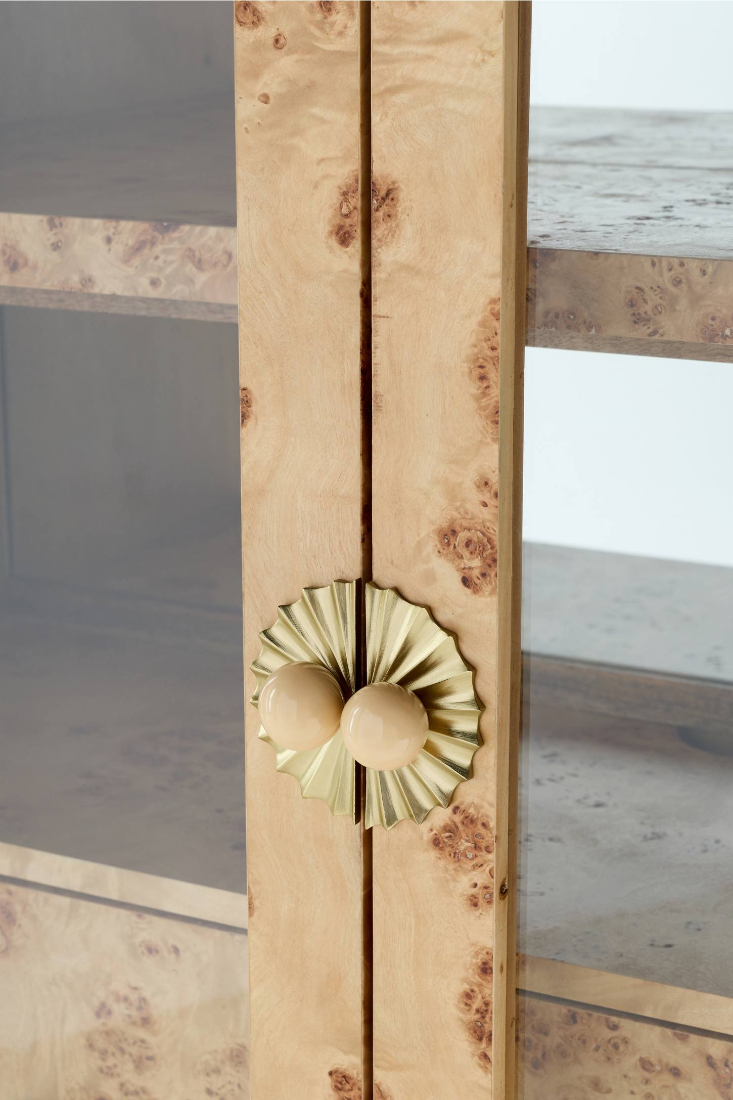 kök kaplama vitrin dolap özel üretim, cam kapaklı vitrin özel ölçü sipariş mobilya, ısmarlama mobilya modern depolama ünitesi, lüks vitrin dolap tasarım doğal malzeme, katmanlı çerçeve vitrin dekoratif dolap