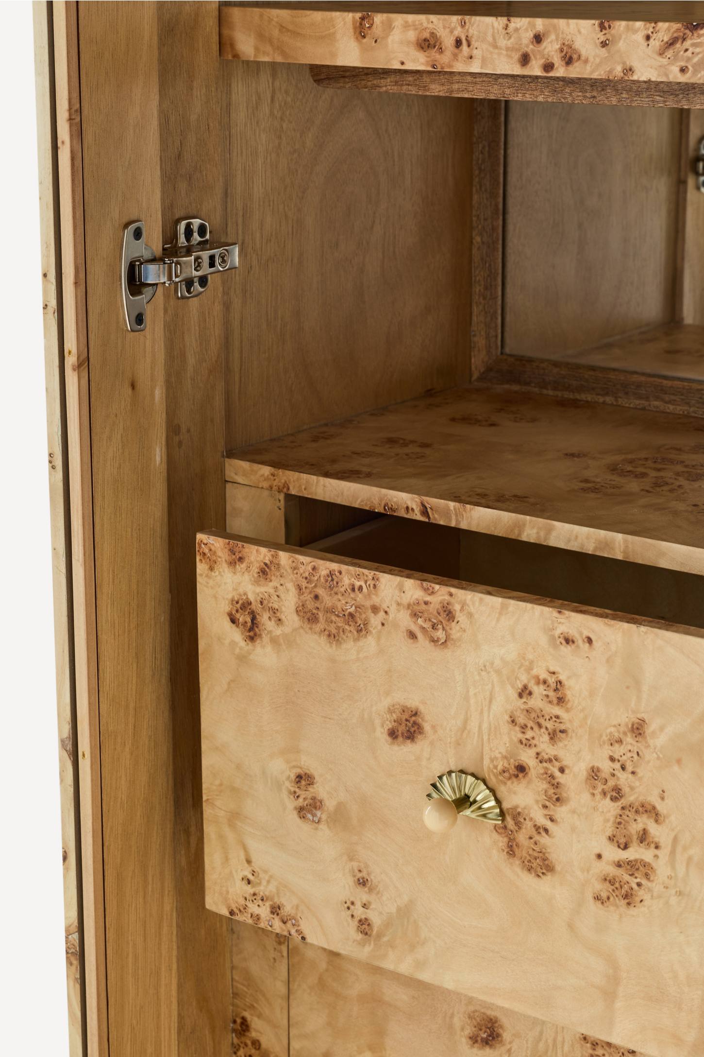 kök kaplama vitrin dolap özel üretim, cam kapaklı vitrin özel ölçü sipariş mobilya, ısmarlama mobilya modern depolama ünitesi, lüks vitrin dolap tasarım doğal malzeme, katmanlı çerçeve vitrin dekoratif dolap