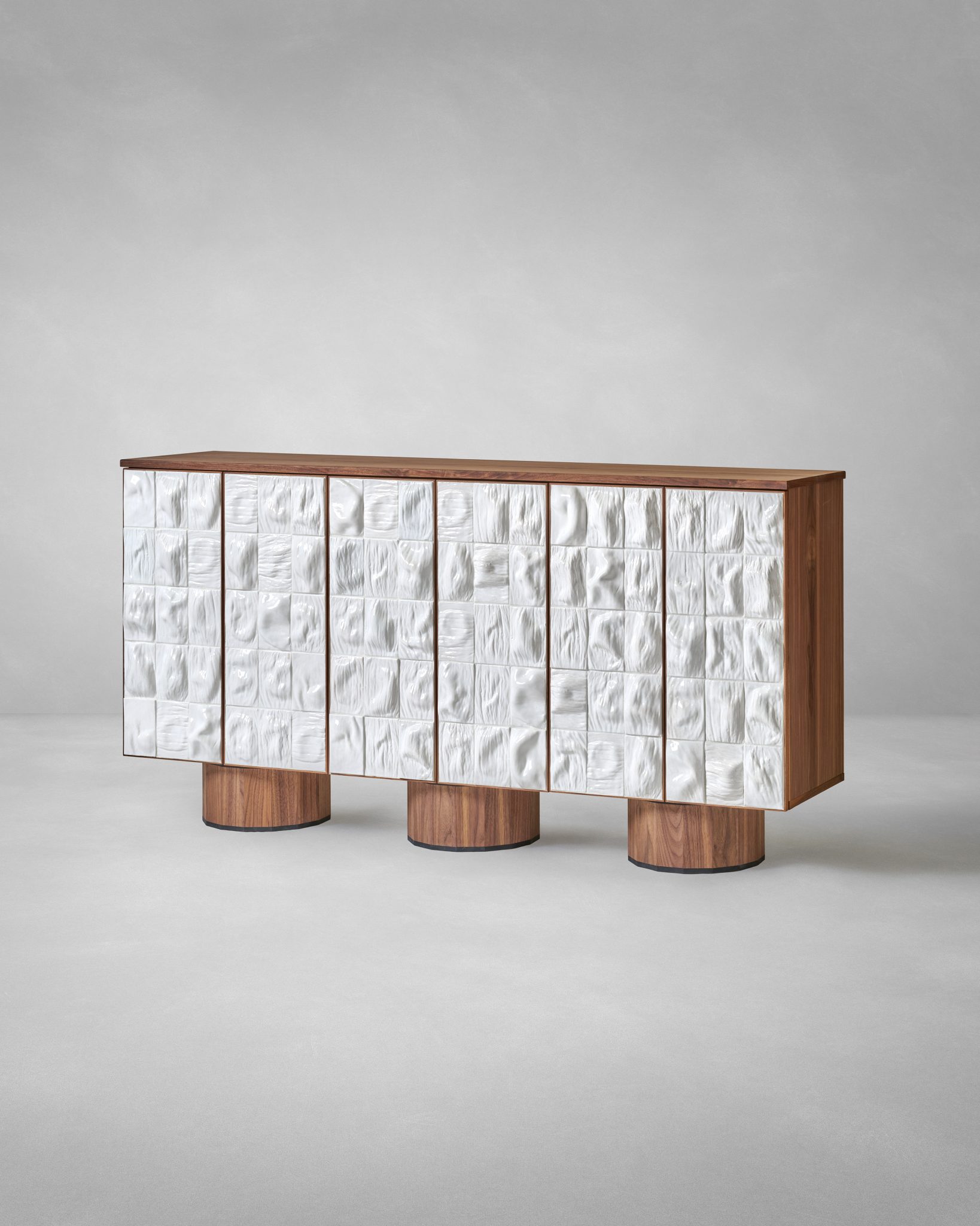 dokulu panel büfe dolabı, seramik efekt kapaklı modern büfe, ceviz gövdeli tasarım konsol, özel üretim büfe mobilya, ısmarlama depolama ünitesi