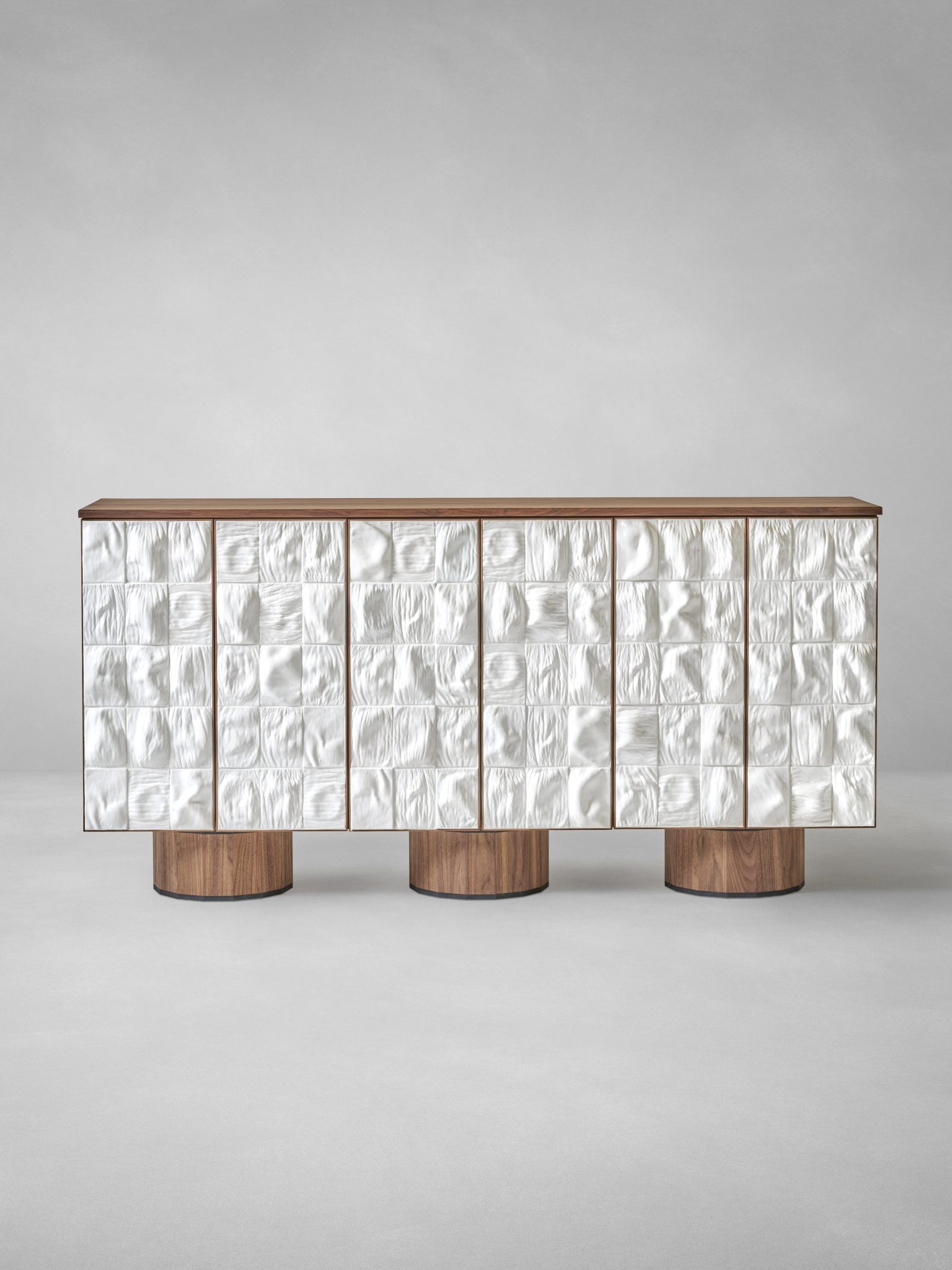 dokulu panel büfe dolabı, seramik efekt kapaklı modern büfe, ceviz gövdeli tasarım konsol, özel üretim büfe mobilya, ısmarlama depolama ünitesi