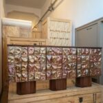 dokulu panel büfe dolabı, seramik efekt kapaklı modern büfe, ceviz gövdeli tasarım konsol, özel üretim büfe mobilya, ısmarlama depolama ünitesi