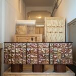 dokulu panel büfe dolabı, seramik efekt kapaklı modern büfe, ceviz gövdeli tasarım konsol, özel üretim büfe mobilya, ısmarlama depolama ünitesi