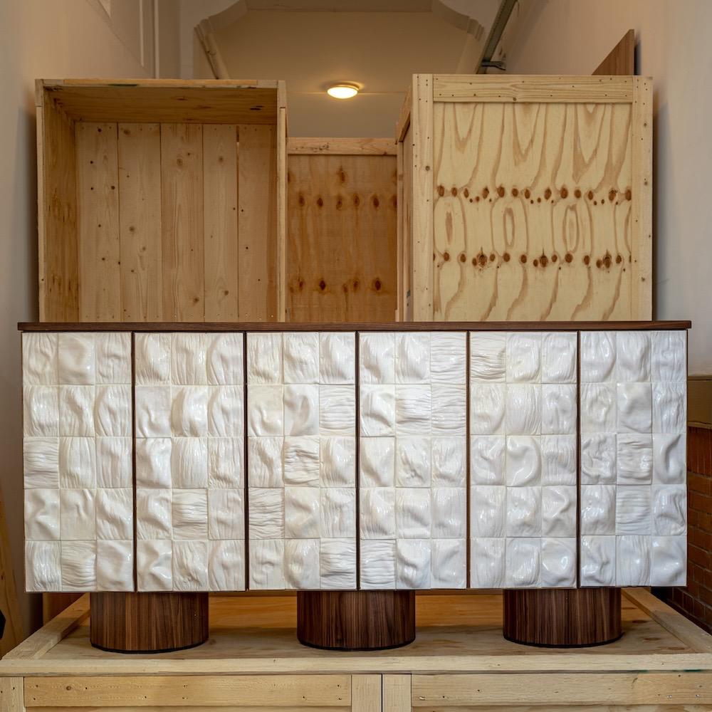 dokulu panel büfe dolabı, seramik efekt kapaklı modern büfe, ceviz gövdeli tasarım konsol, özel üretim büfe mobilya, ısmarlama depolama ünitesi