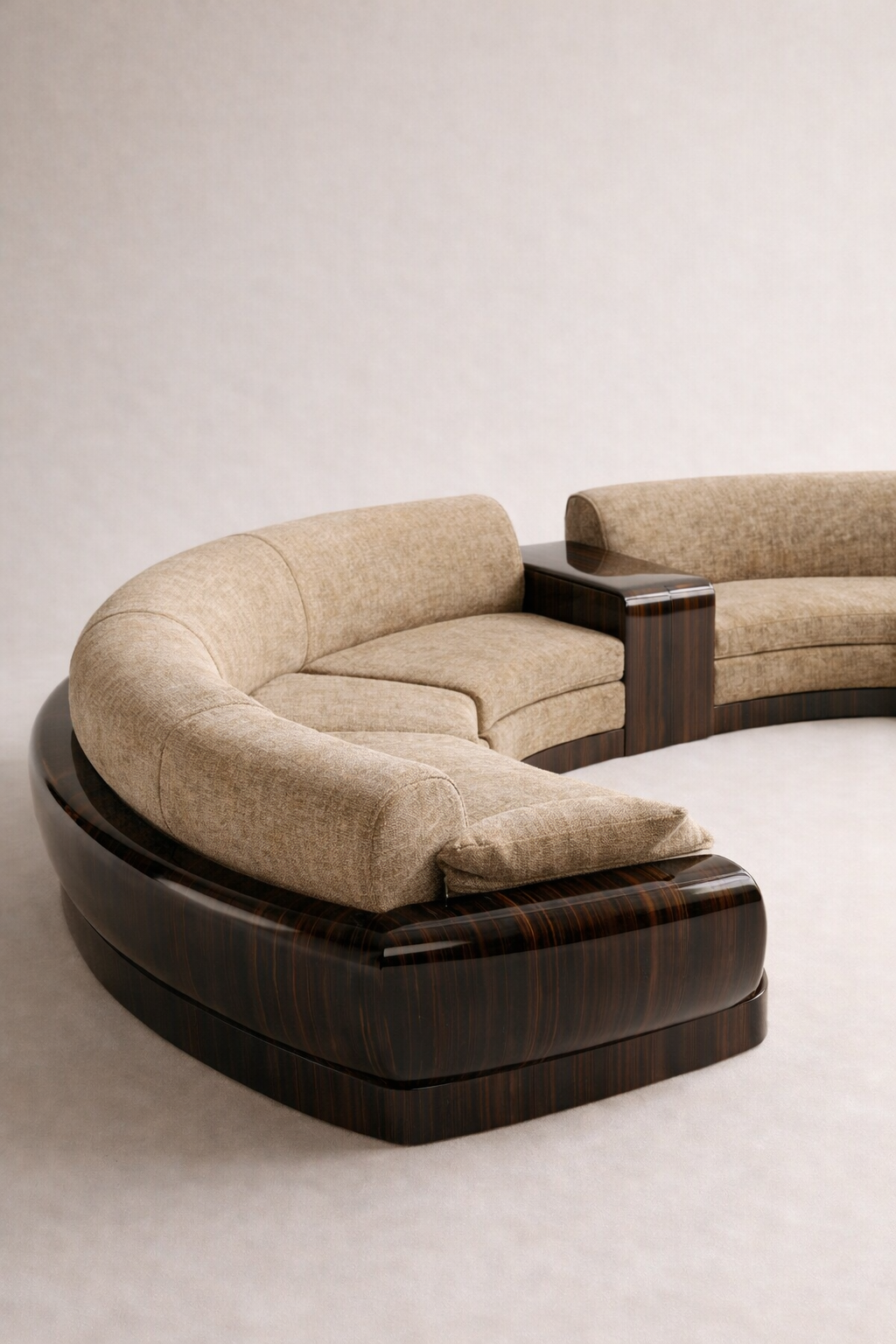 özel üretim yarım daire kanepe, özel ölçü modüler kanepe tasarımı, ısmarlama lounge oturma grubu, ahşap detaylı modern kanepe, organik form büyük kanepe