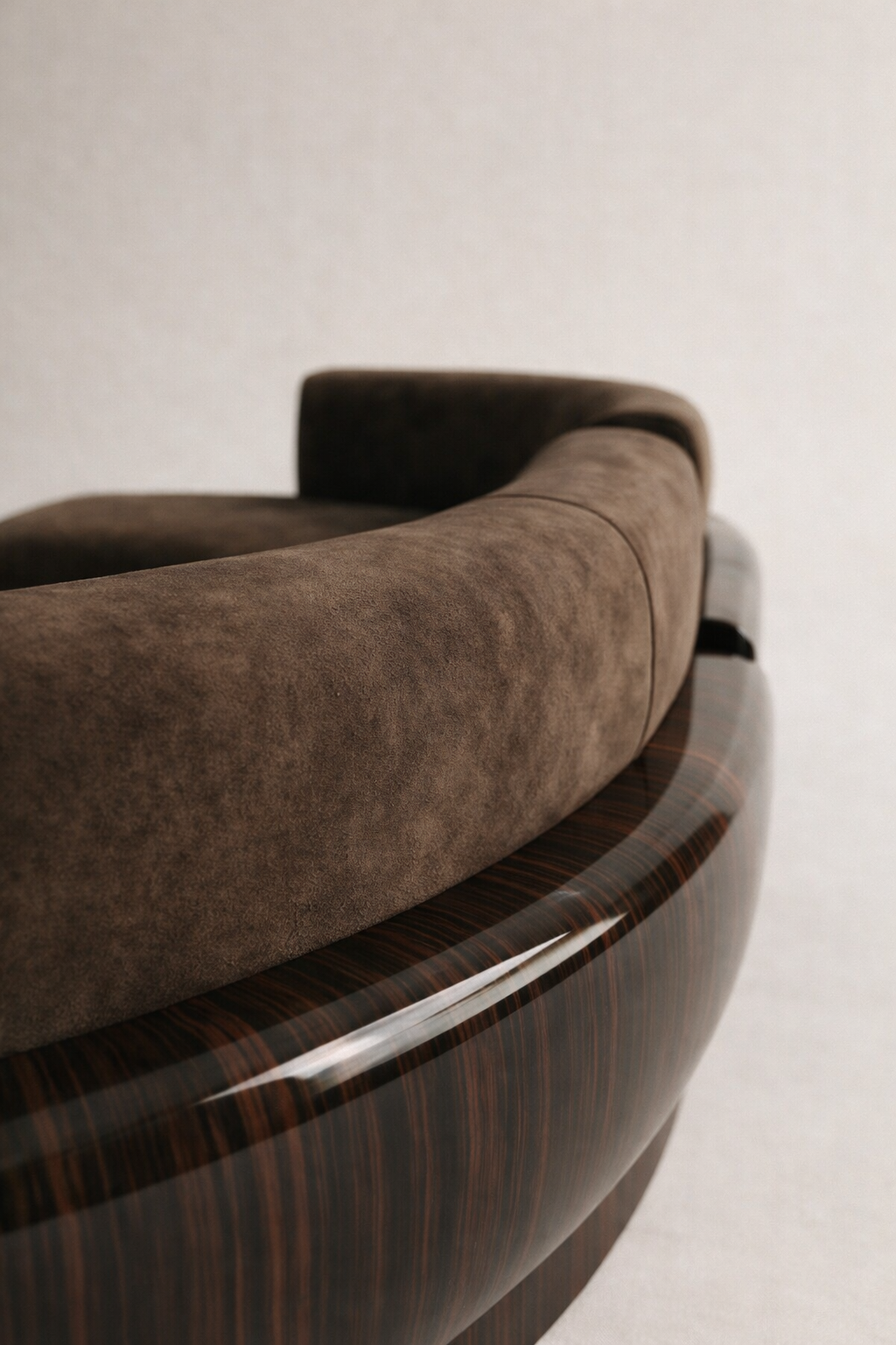 özel üretim yarım daire kanepe, özel ölçü modüler kanepe tasarımı, ısmarlama lounge oturma grubu, ahşap detaylı modern kanepe, organik form büyük kanepe