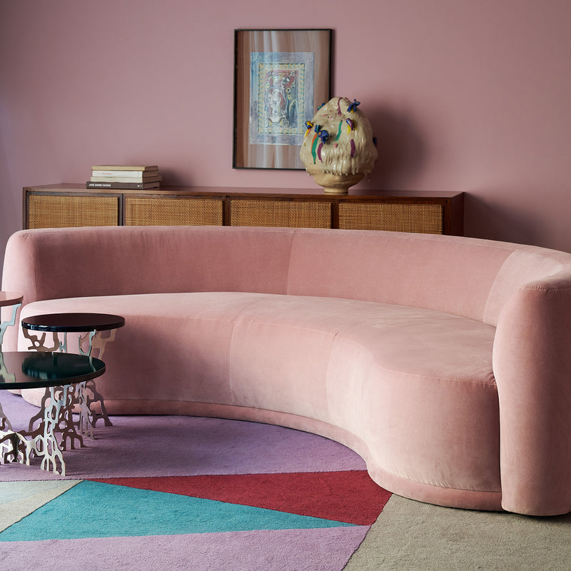 özel üretim kavisli kanepe, özel ölçü pembe kadife kanepe, ısmarlama organik form kanepe, modern lounge kavisli koltuk, yumuşak hatlı tasarım kanepe