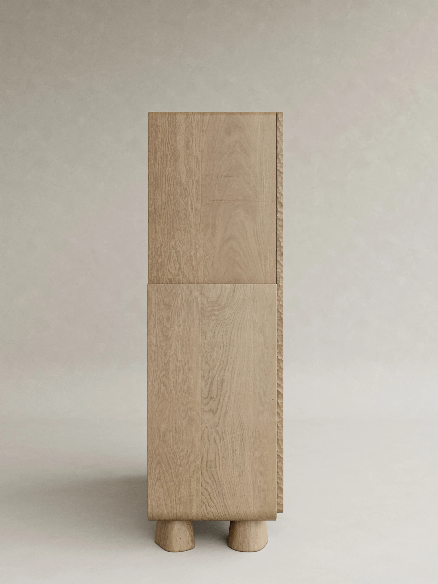 oyma dokulu vitrin büfe doğal ahşap özel üretim, el işçiligi kapaklı büfe özel ölçü sipariş mobilya, ısmarlama mobilya modern vitrin dolap tasarım, dokulu yüzey büfe minimal ahşap depolama, naturel ton vitrin büfe tasarım mobilya