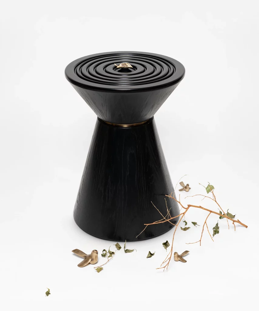 oyma detaylı siyah sehpa, konik form modern yan sehpa, özel üretim heykelsi sehpa, sipariş mobilya dekoratif sehpa, ısmarlama ahşap sehpa