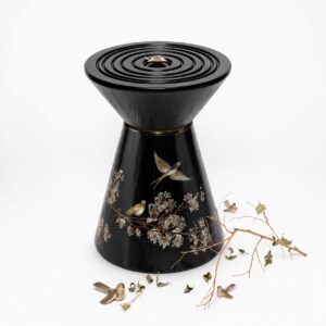 oyma detaylı siyah sehpa, konik form modern yan sehpa, özel üretim heykelsi sehpa, sipariş mobilya dekoratif sehpa, ısmarlama ahşap sehpa