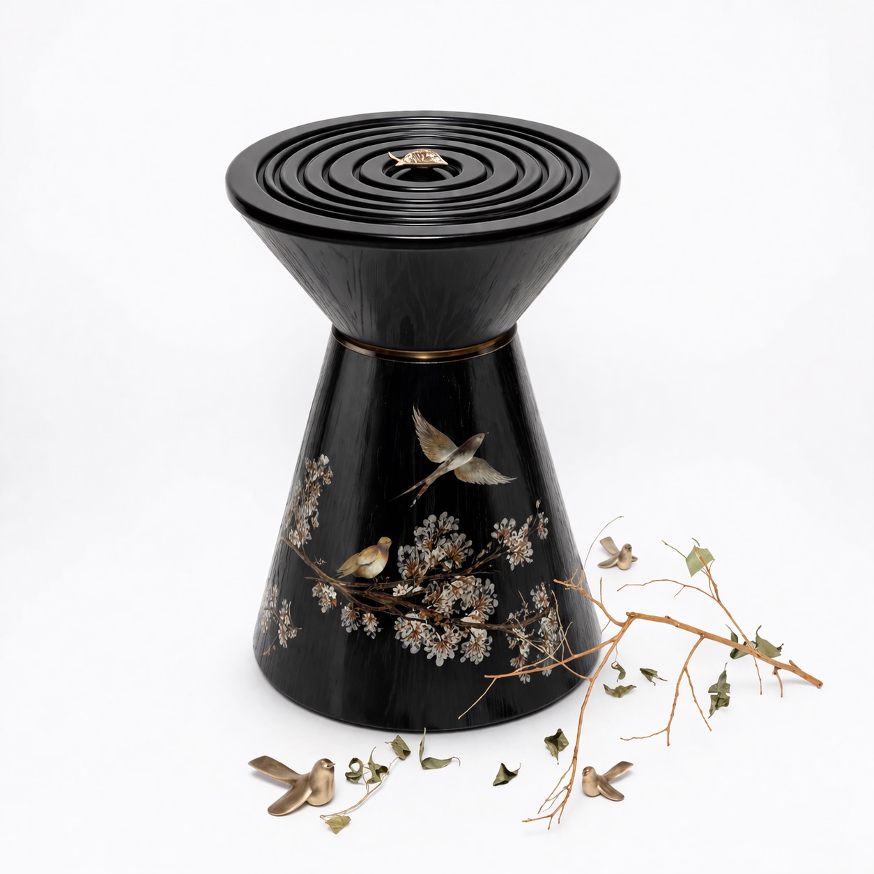 oyma detaylı siyah sehpa, konik form modern yan sehpa, özel üretim heykelsi sehpa, sipariş mobilya dekoratif sehpa, ısmarlama ahşap sehpa