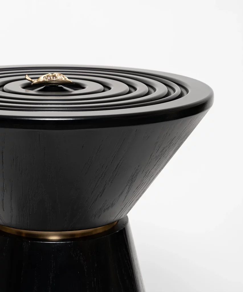 oyma detaylı siyah sehpa, konik form modern yan sehpa, özel üretim heykelsi sehpa, sipariş mobilya dekoratif sehpa, ısmarlama ahşap sehpa